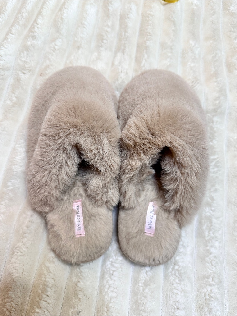 La Vie En Rose fluffy slippers